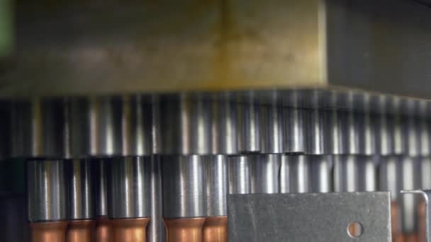 Fabricación de tubos de cobre metálicos en la máquina CNC industrial . — Vídeo de stock