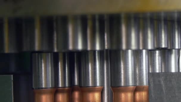 Herstellung von Kupferrohren aus Metall auf industriellen CNC-Maschinen. — Stockvideo