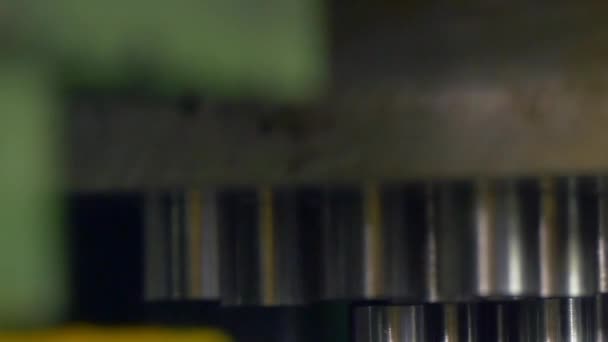 Fabricación de tubos de cobre metálicos en la máquina CNC industrial . — Vídeos de Stock