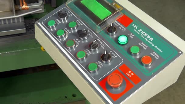 Ovládací Panel průmyslové Cnc stroje v továrně. — Stock video