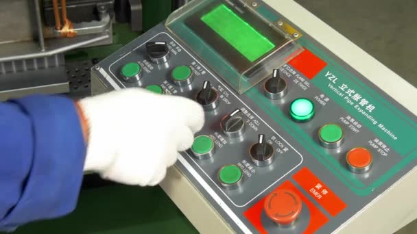 Panneau de commande de la machine CNC industrielle en usine . — Video