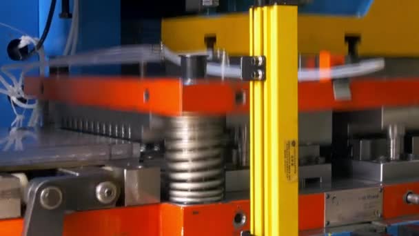 工业数控机床上金属薄板的切孔穿孔冲压. — 图库视频影像