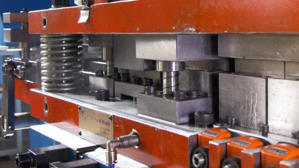 Schneiden von Löchern Perforation Stanzen von Blechen auf industriellen CNC-Maschine. — Stockvideo
