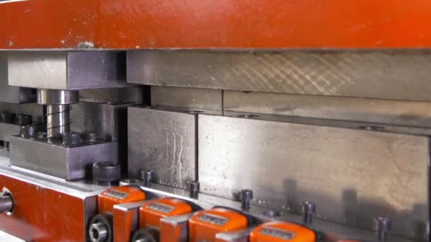 Corte de agujeros de perforación estampado de chapas de metal en la máquina CNC industrial . — Vídeo de stock