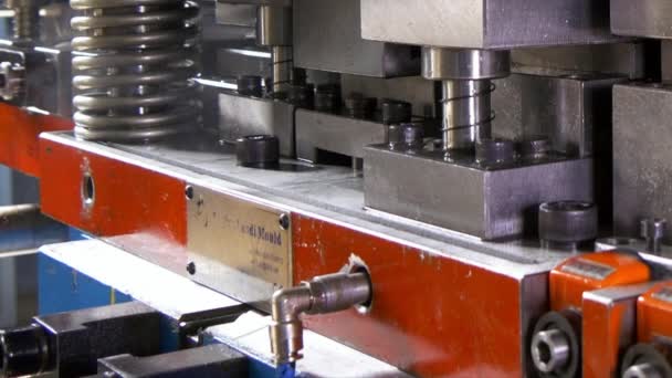 Corte de agujeros de perforación estampado de chapas de metal en la máquina CNC industrial . — Vídeos de Stock