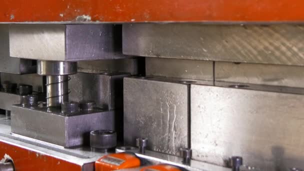 Schneiden von Löchern Perforation Stanzen von Blechen auf industriellen CNC-Maschine. — Stockvideo