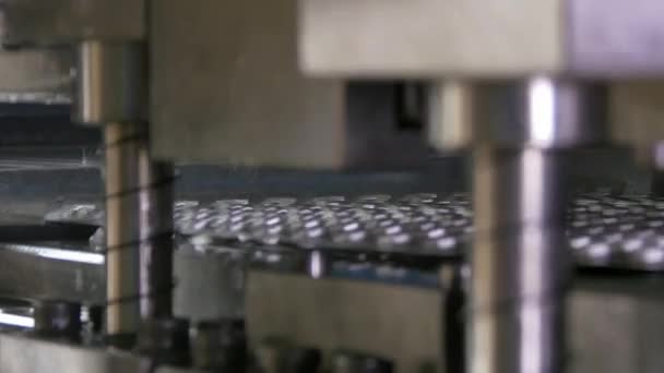 Perforation de trous de coupe estampage de tôles sur machine CNC industrielle . — Video