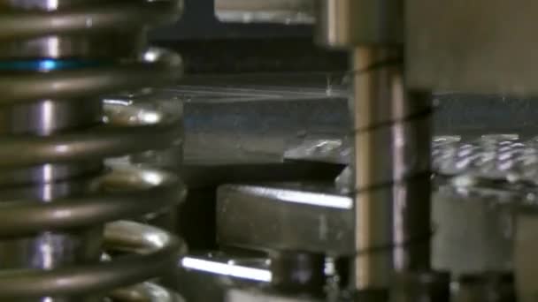 Skär hål perforering stämpling av plåt på industriella CNC-maskin. — Stockvideo