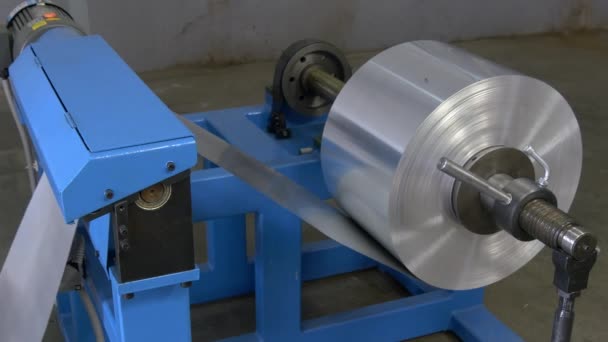 Rouleau de tôles sur machine CNC industrielle . — Video