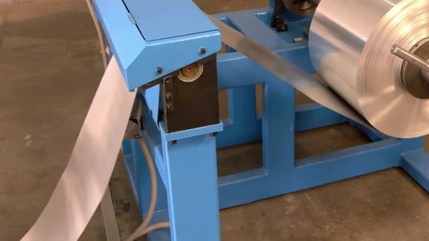 Roll van metalen platen op industriële Cnc machine. — Stockvideo