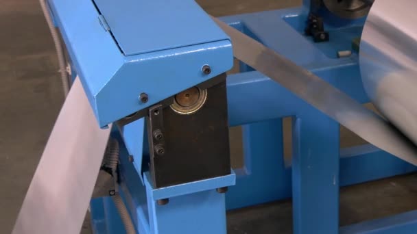 Rolo de folhas de metal na máquina CNC industrial . — Vídeo de Stock