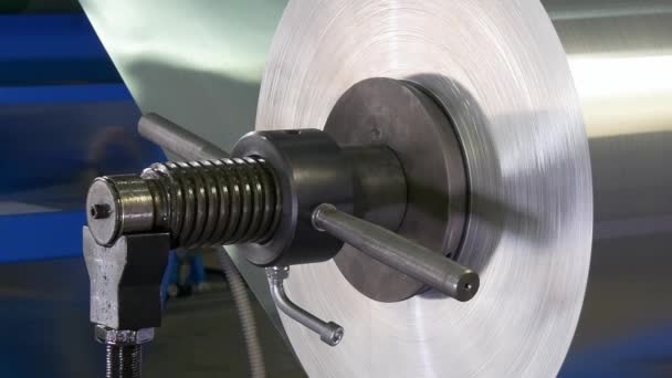 Rolo de folhas de metal na máquina CNC industrial . — Vídeo de Stock