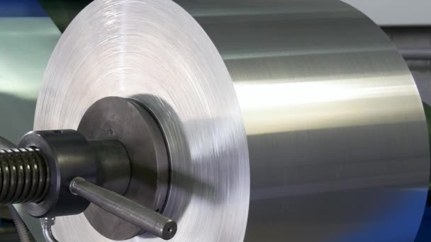 Rollo de láminas de metal en la máquina CNC industrial . — Vídeos de Stock