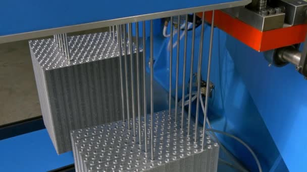 Fabrication de radiateur métallique sur machine CNC industrielle . — Video