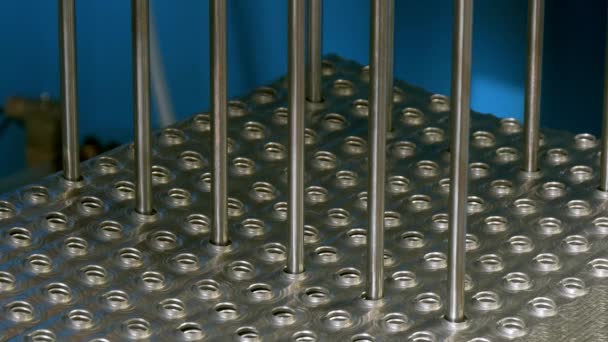 Производство металлического радиатора на промышленной машине с ЧПУ . — стоковое видео