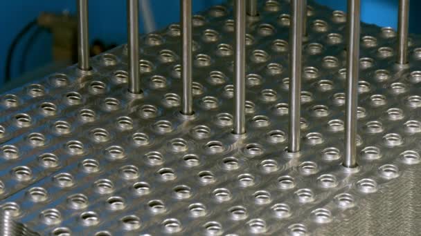 Herstellung von Metallkühlern auf industriellen CNC-Maschinen. — Stockvideo