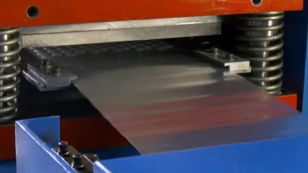 Ріжучі отвори перфорації штампування металевих листів на промисловій машині з ЧПУ . — стокове відео