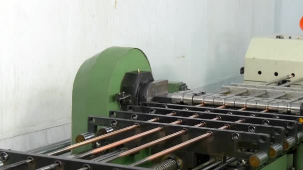 曲げ・産業用 Cnc 機械で金属銅パイプ管を切断. — ストック動画