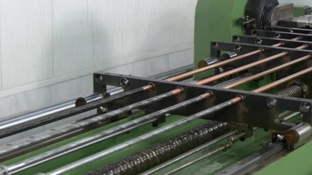 Dobrar e cortar tubos de cobre de metal na máquina CNC industrial . — Vídeo de Stock
