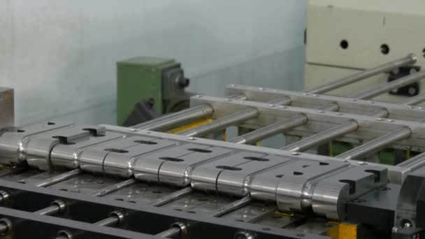 Buigen en snijden van metalen buizen van de koperen buizen op industriële Cnc machine. — Stockvideo