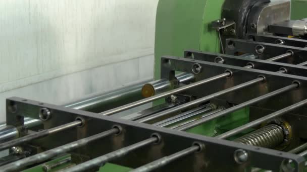 Dobrar e cortar tubos de cobre de metal na máquina CNC industrial . — Vídeo de Stock