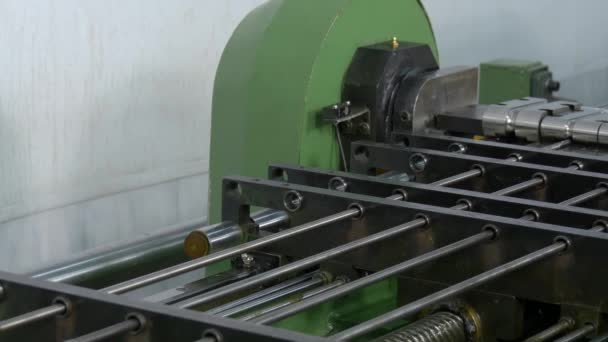 Biegen und Schneiden von Kupferrohren auf industriellen CNC-Maschinen. — Stockvideo