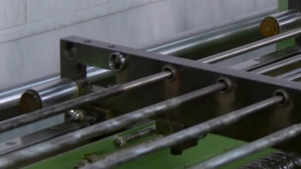 Pliage et coupe de tubes en cuivre métallique sur une machine CNC industrielle . — Video