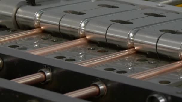 Сгибание и резка металлических медных труб на промышленном станке с ЧПУ . — стоковое видео