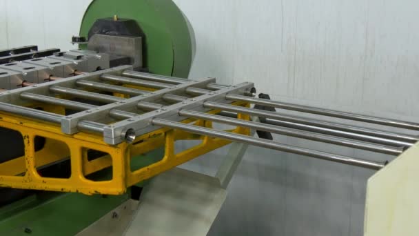 Flessione e taglio tubi in rame metallico su macchina CNC industriale . — Video Stock