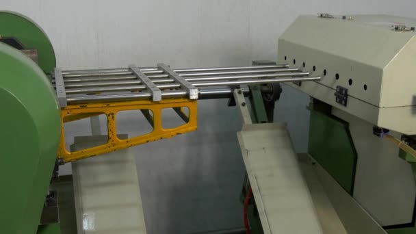 Bakır borular tüpler endüstriyel Cnc makine üzerinde bükme ve metal kesme. — Stok video