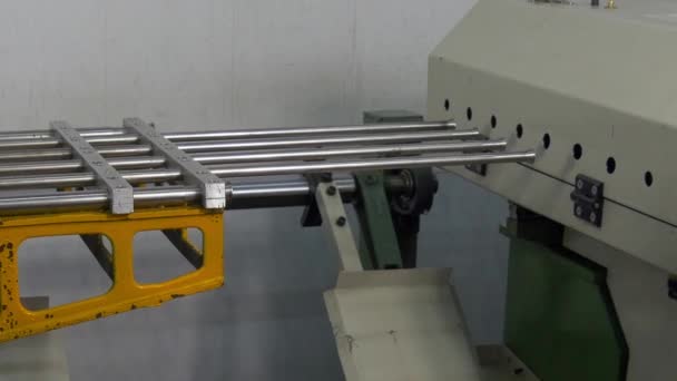 Bakır borular tüpler endüstriyel Cnc makine üzerinde bükme ve metal kesme. — Stok video