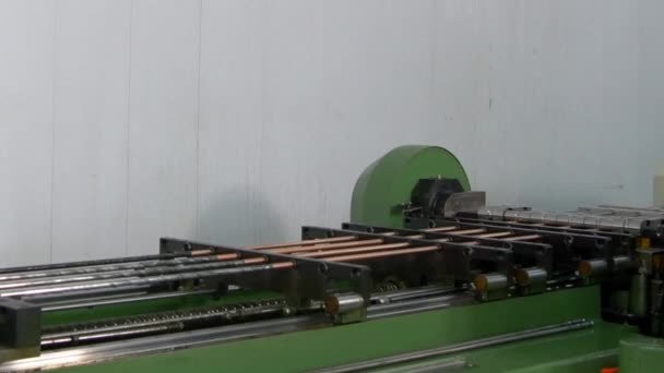 Bakır borular tüpler endüstriyel Cnc makine üzerinde bükme ve metal kesme. — Stok video