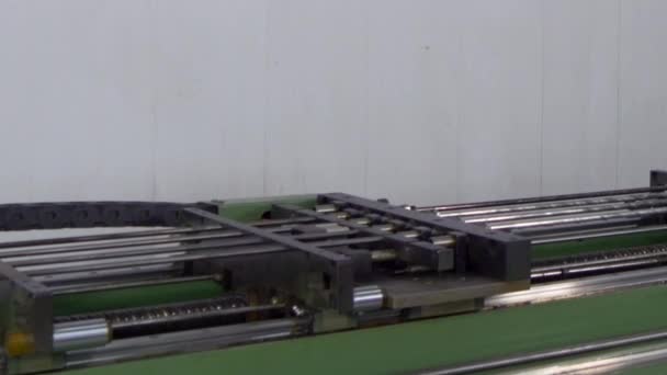 Doblado y corte de tubos de cobre metálicos en la máquina CNC industrial . — Vídeo de stock