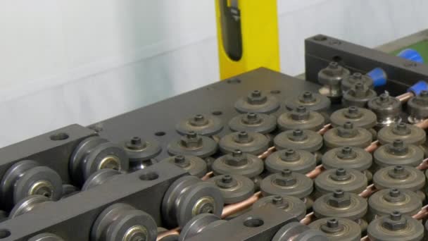 Pliage de tubes en cuivre métallique sur une machine CNC industrielle. en usine . — Video