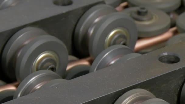Dobragem de tubos de cobre de metal na máquina CNC industrial. em fábrica . — Vídeo de Stock