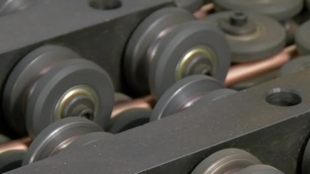 Biegen von Kupferrohren aus Metall auf industriellen CNC-Maschinen. im Werk. — Stockvideo