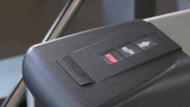Elektronik geçiş turnike küçük kapı denetim noktasına Office. Modern ekipman iş merkezi closeup erişim sistemi. Makro video. Başarılı çalışan geç değildir.