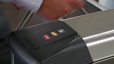 İnsanların ellerini turnike küçük kapı denetim noktası ofis elektronik Geçişi uygulamak.