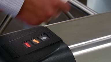 İnsanların ellerini turnike küçük kapı denetim noktası ofis elektronik Geçişi uygulamak.