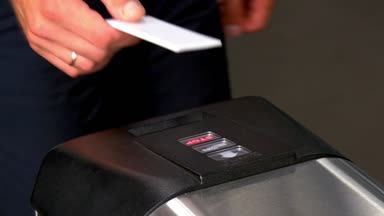 İnsanların ellerini turnike küçük kapı denetim noktası ofis elektronik Geçişi uygulamak.