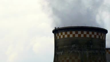 Bacalardan fabrika tüpler baca duman.