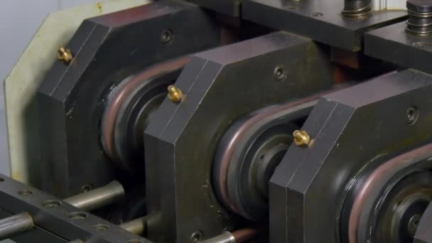 Κάμψη των μεταλλικών σωλήνων χαλκού σε βιομηχανική μηχανή Cnc. στο εργοστάσιο. — Αρχείο Βίντεο