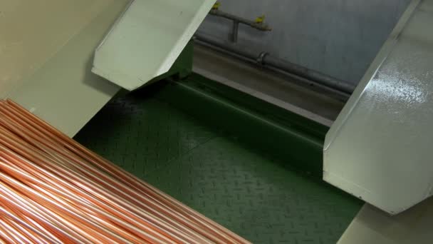 Koperen buizen op industriële machine in fabriek. — Stockvideo