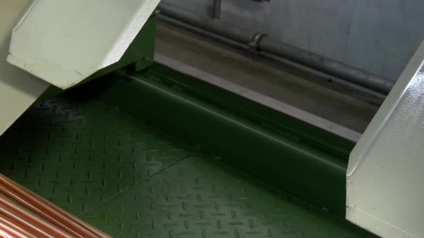 Tuyaux en cuivre sur machine industrielle en usine . — Video