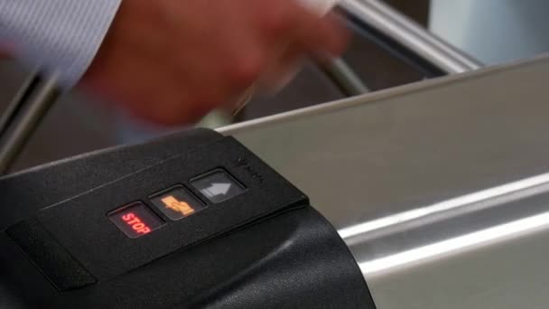 Hände von Menschen beantragen elektronischen Ausweis für Drehkreuzkontrollstelle im Büro. — Stockvideo