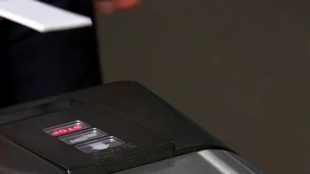 Hände von Menschen beantragen elektronischen Ausweis für Drehkreuzkontrollstelle im Büro. — Stockvideo