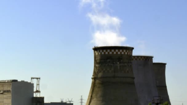 Tubos industriales de humo de chimenea de la planta . — Vídeo de stock