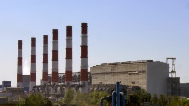 Tubes d'usine fumée de cheminée . — Video