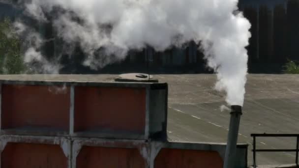 Fabriek buizen schoorsteen rook. — Stockvideo