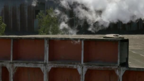 Schoorstenen van fabriek buizen schoorsteen rook. — Stockvideo